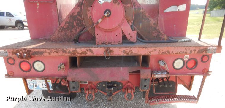 image for item IP9776 2001 International 470  digger derrick truck