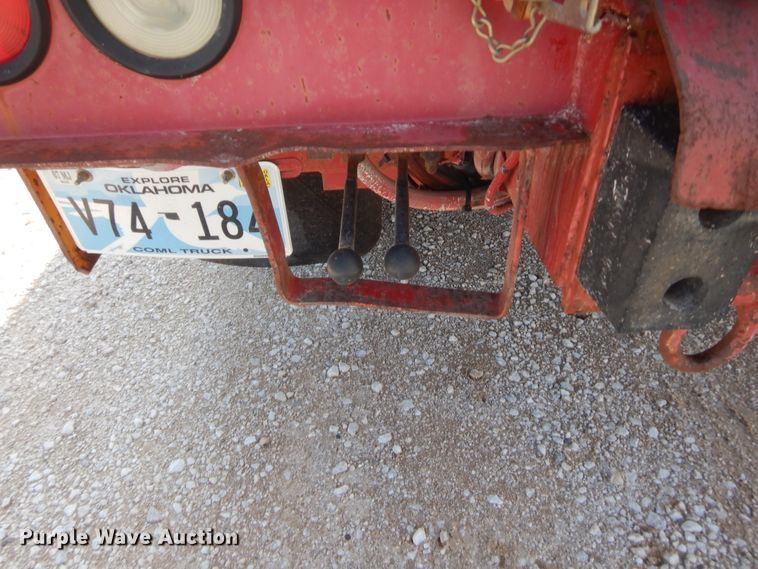 image for item IP9776 2001 International 470  digger derrick truck