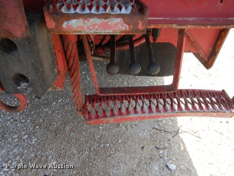 image for item IP9776 2001 International 470  digger derrick truck