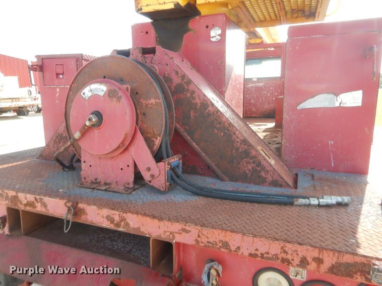 image for item IP9776 2001 International 470  digger derrick truck