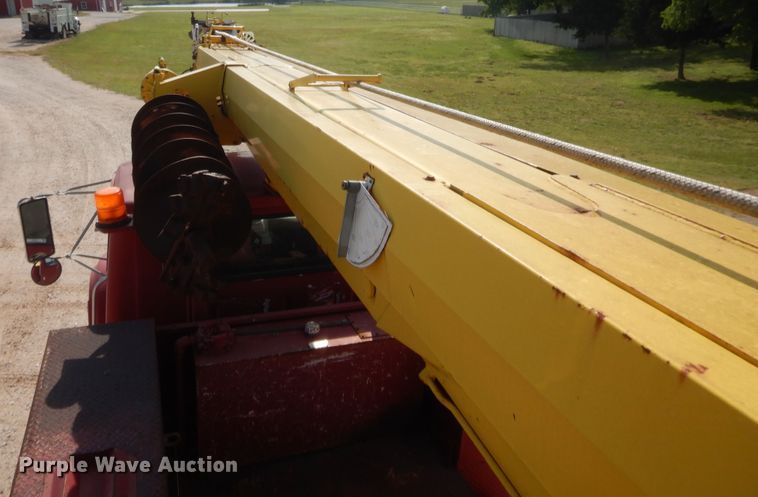 image for item IP9776 2001 International 470  digger derrick truck