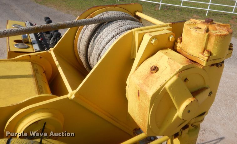 image for item IP9776 2001 International 470  digger derrick truck