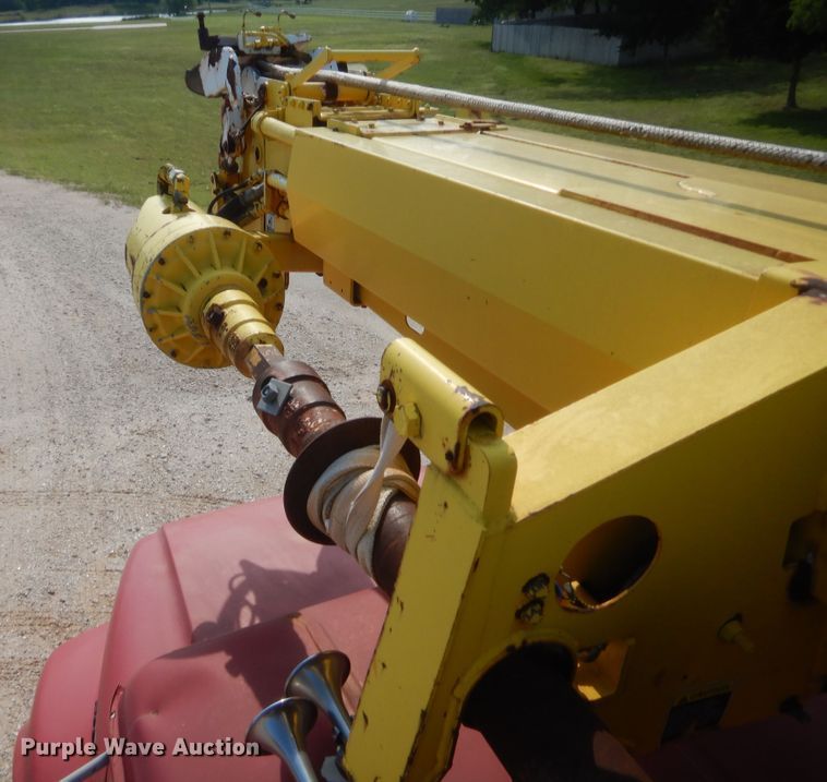 image for item IP9776 2001 International 470  digger derrick truck