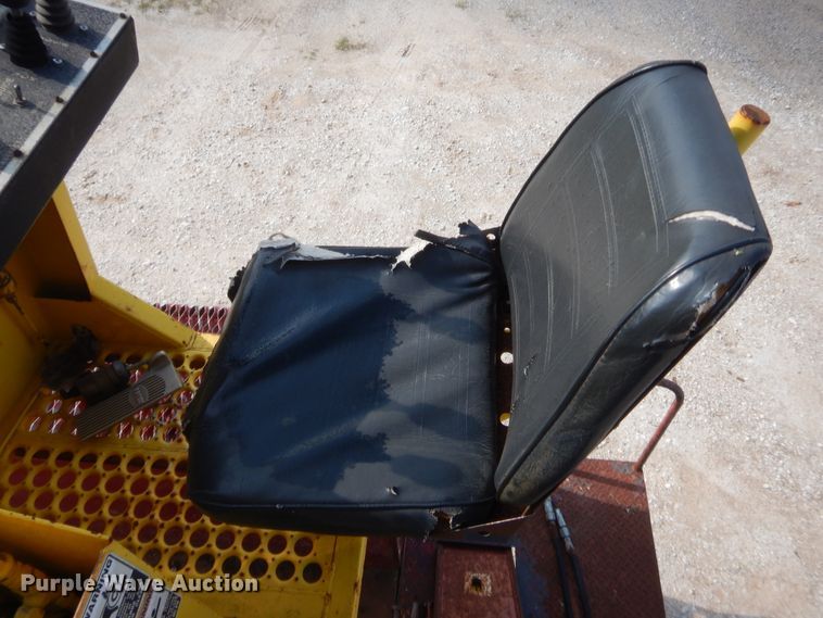 image for item IP9776 2001 International 470  digger derrick truck