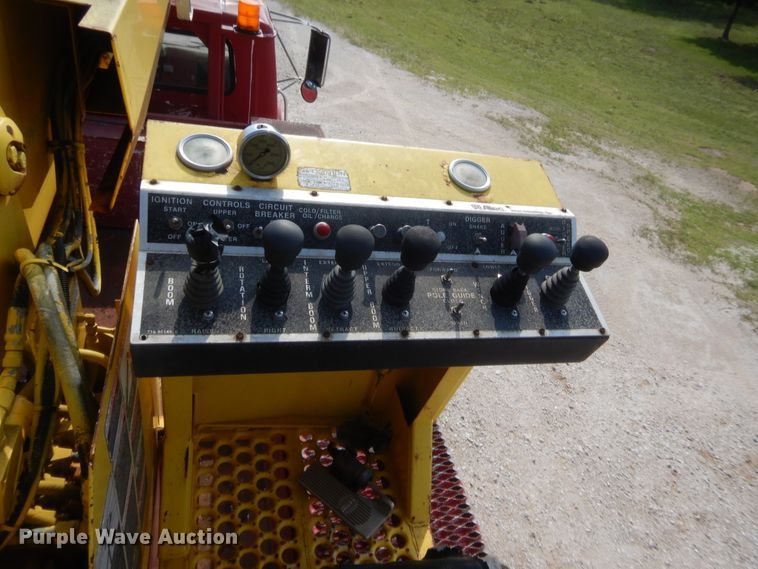 image for item IP9776 2001 International 470  digger derrick truck