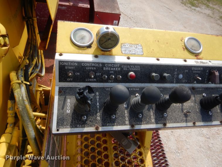 image for item IP9776 2001 International 470  digger derrick truck