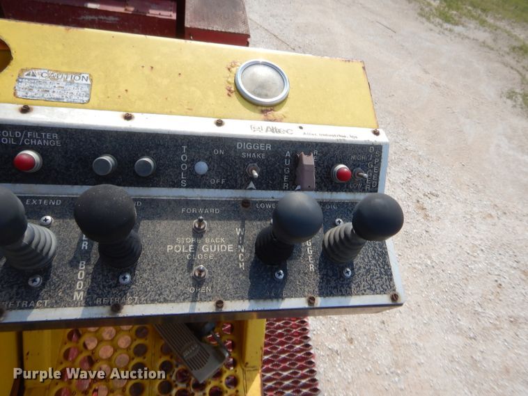 image for item IP9776 2001 International 470  digger derrick truck