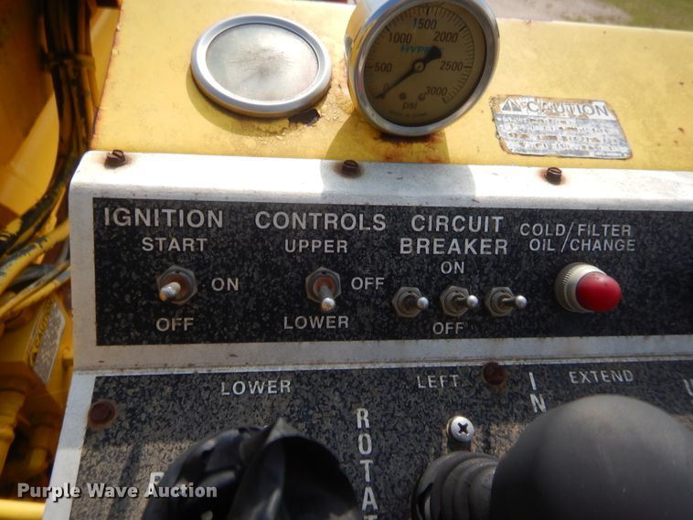 image for item IP9776 2001 International 470  digger derrick truck