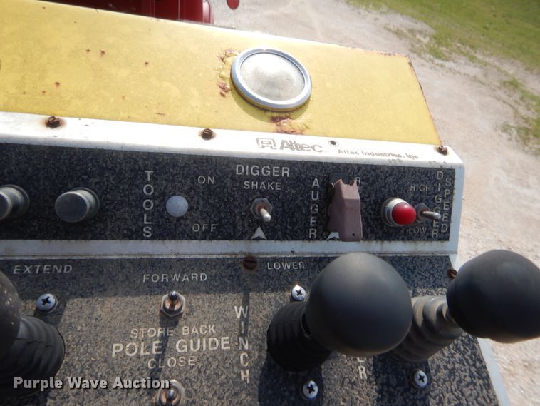 image for item IP9776 2001 International 470  digger derrick truck