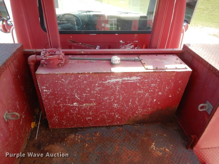 image for item IP9776 2001 International 470  digger derrick truck