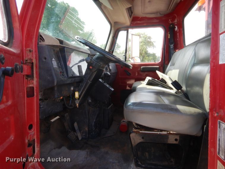 image for item IP9776 2001 International 470  digger derrick truck