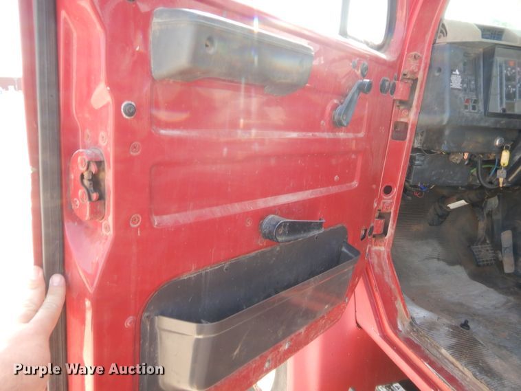 image for item IP9776 2001 International 470  digger derrick truck