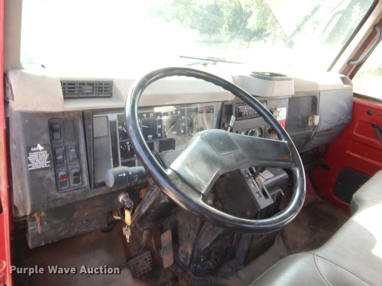 image for item IP9776 2001 International 470  digger derrick truck