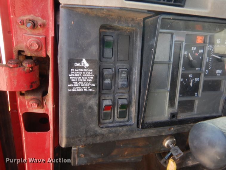 image for item IP9776 2001 International 470  digger derrick truck