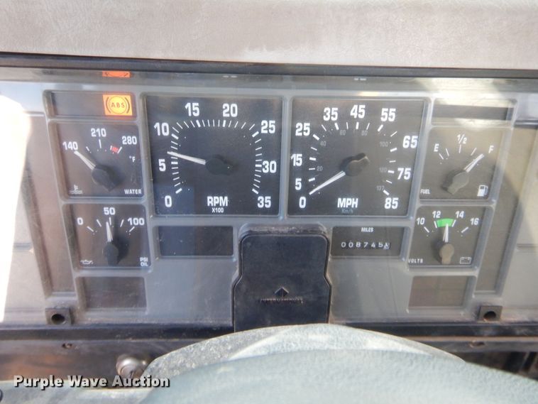 image for item IP9776 2001 International 470  digger derrick truck