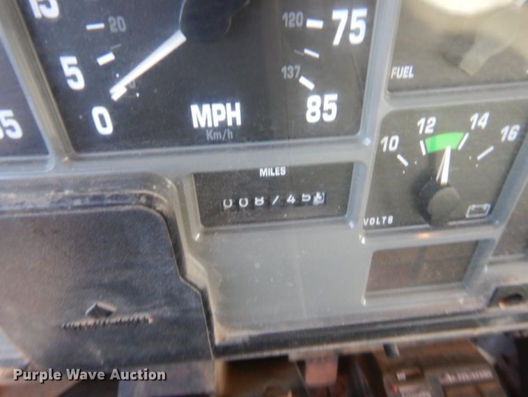 image for item IP9776 2001 International 470  digger derrick truck