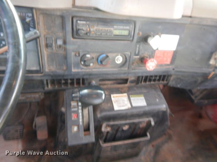 image for item IP9776 2001 International 470  digger derrick truck