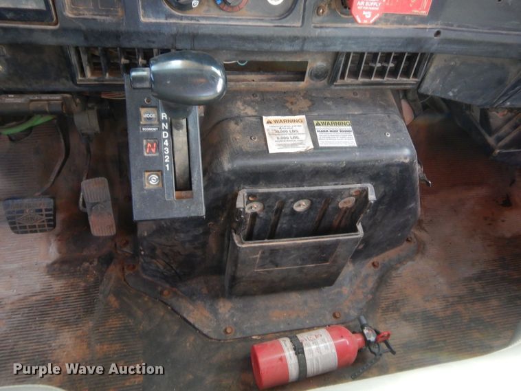 image for item IP9776 2001 International 470  digger derrick truck