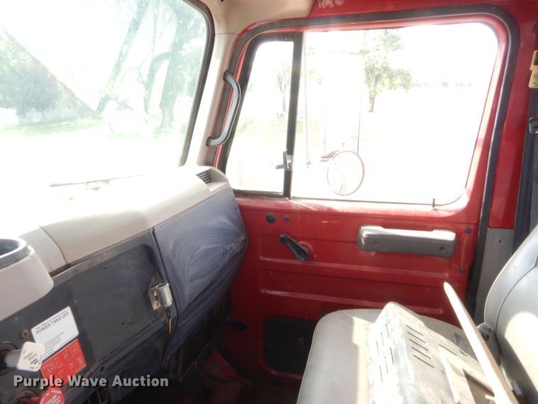 image for item IP9776 2001 International 470  digger derrick truck