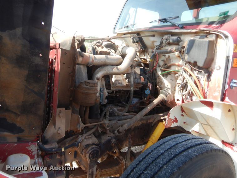 image for item IP9776 2001 International 470  digger derrick truck