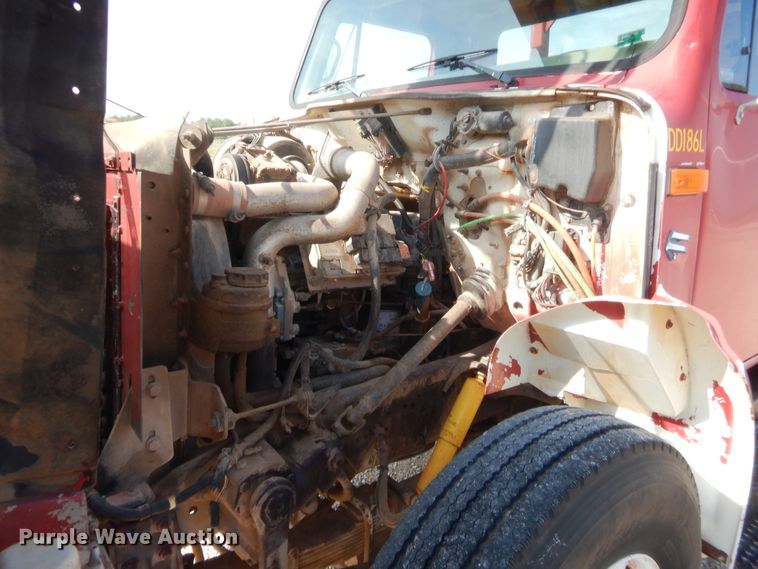 image for item IP9776 2001 International 470  digger derrick truck