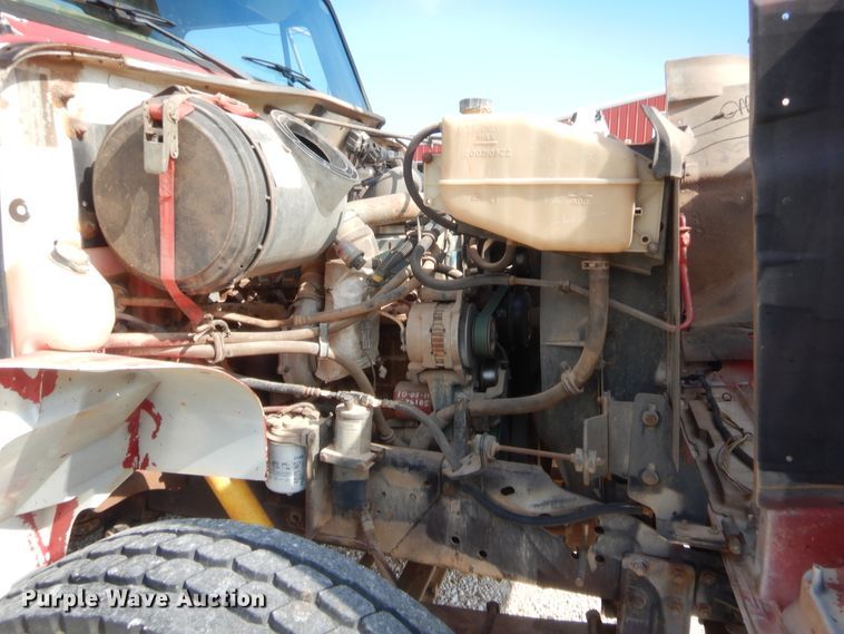 image for item IP9776 2001 International 470  digger derrick truck