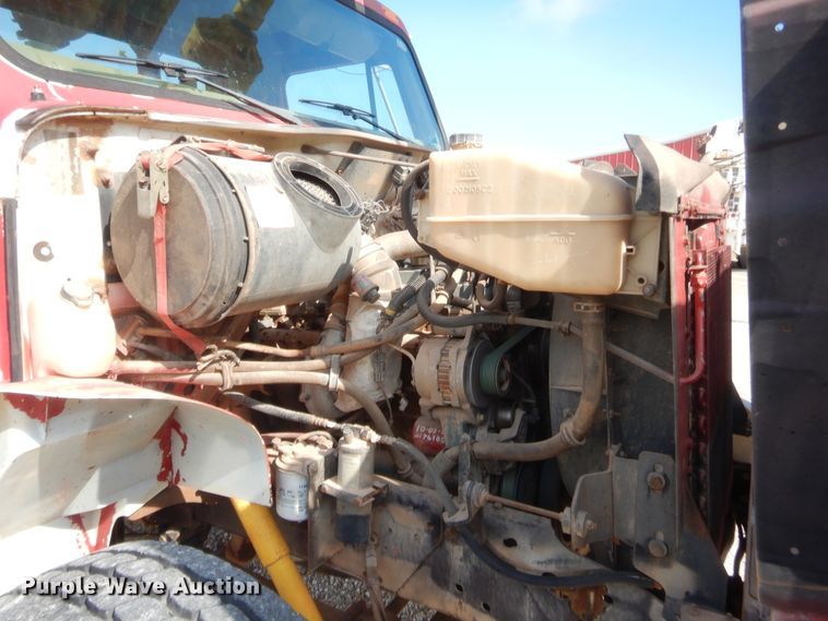 image for item IP9776 2001 International 470  digger derrick truck