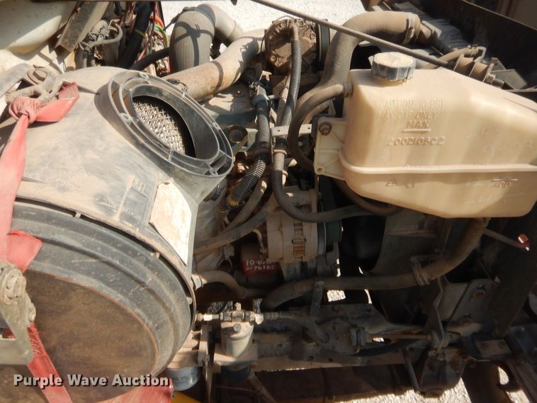 image for item IP9776 2001 International 470  digger derrick truck