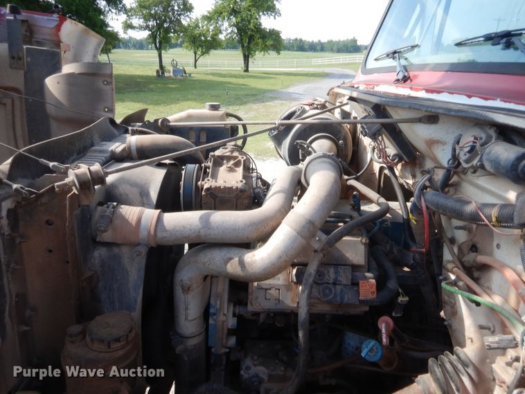 image for item IP9776 2001 International 470  digger derrick truck