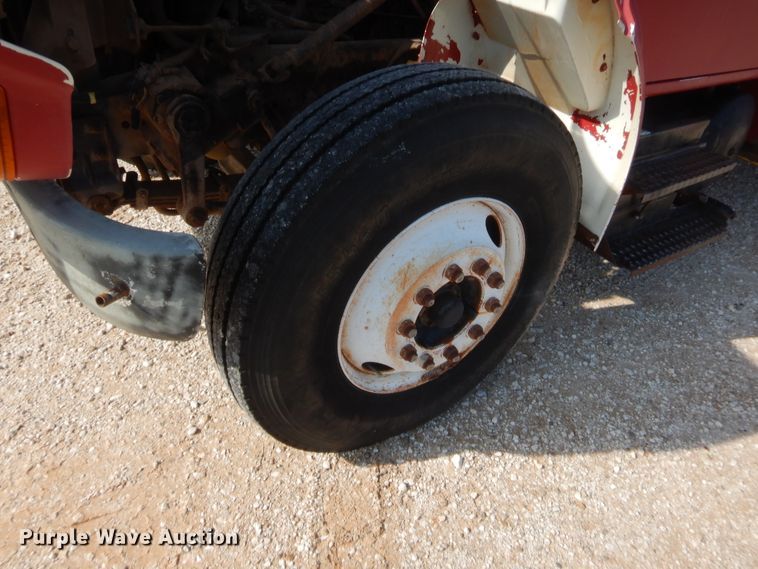 image for item IP9776 2001 International 470  digger derrick truck