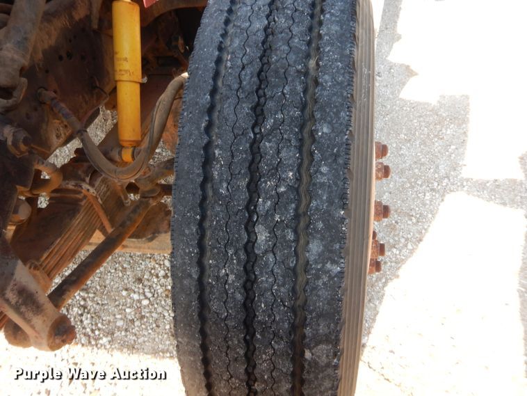 image for item IP9776 2001 International 470  digger derrick truck