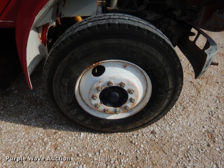 image for item IP9776 2001 International 470  digger derrick truck