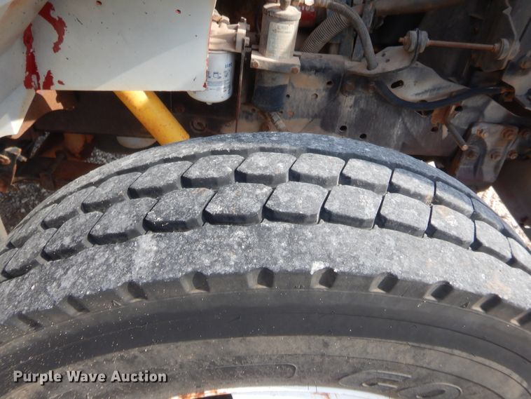 image for item IP9776 2001 International 470  digger derrick truck