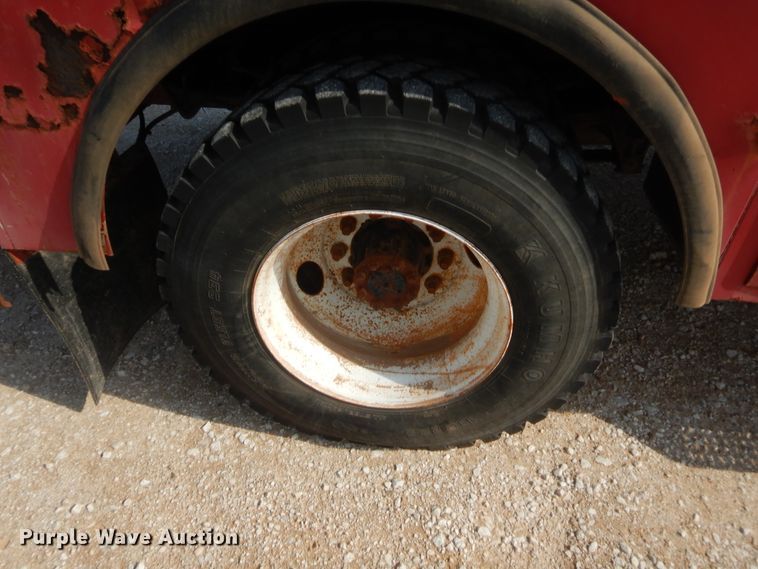 image for item IP9776 2001 International 470  digger derrick truck