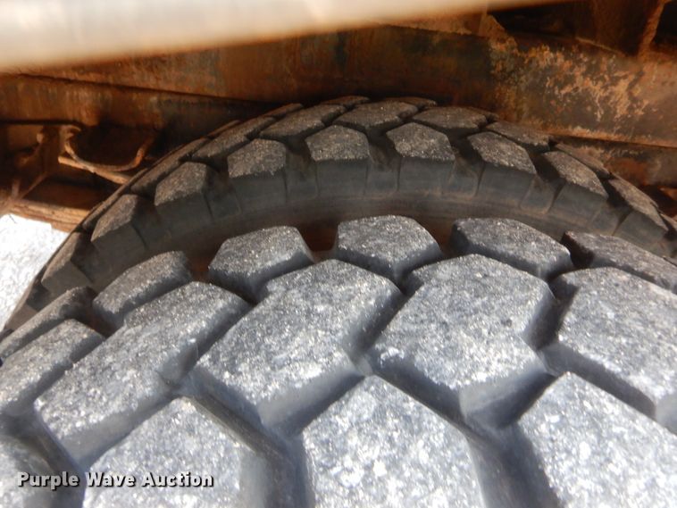 image for item IP9776 2001 International 470  digger derrick truck