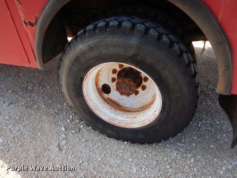 image for item IP9776 2001 International 470  digger derrick truck