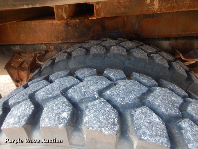 image for item IP9776 2001 International 470  digger derrick truck