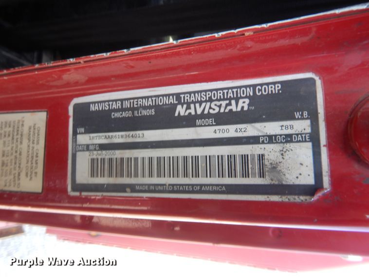 image for item IP9776 2001 International 470  digger derrick truck