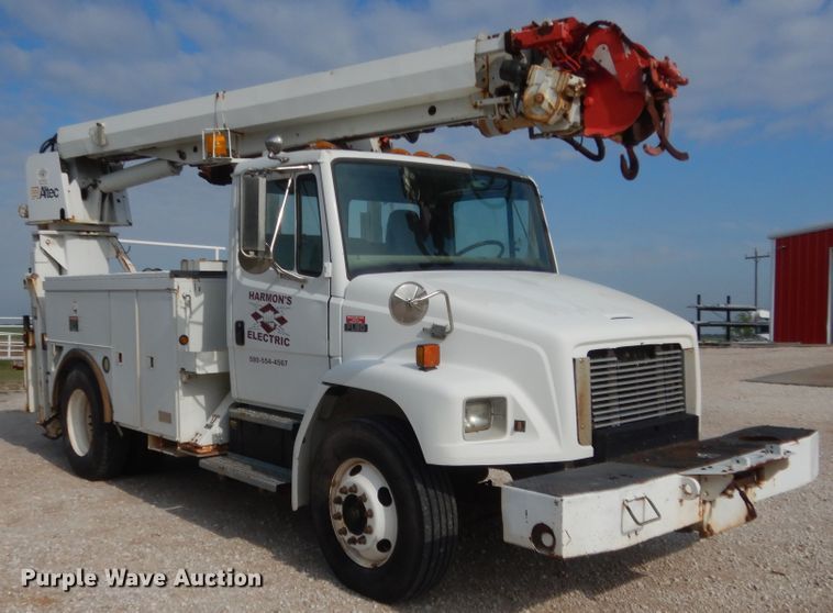 image for item IP9777 2002 Freightliner FL80  pressure digger derrick truck