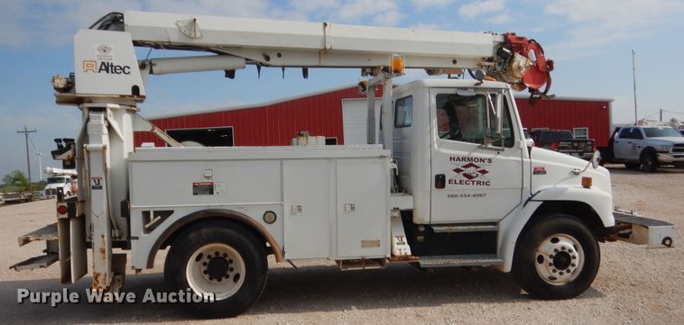 image for item IP9777 2002 Freightliner FL80  pressure digger derrick truck