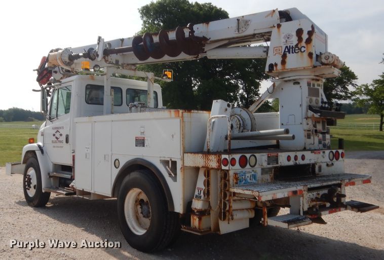 image for item IP9777 2002 Freightliner FL80  pressure digger derrick truck