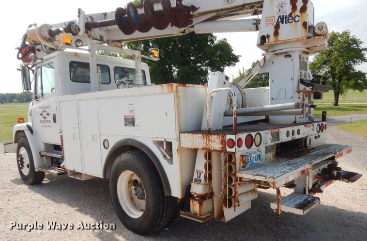 image for item IP9777 2002 Freightliner FL80  pressure digger derrick truck