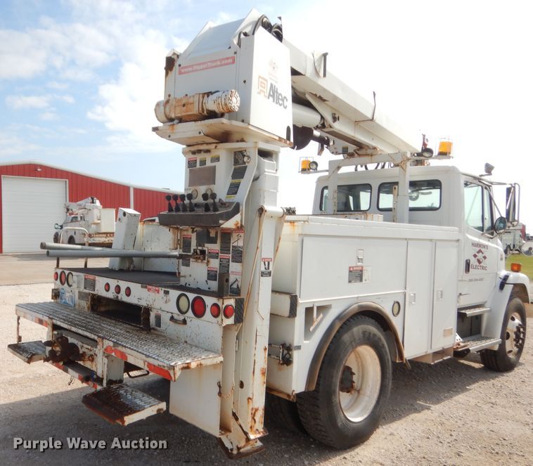 image for item IP9777 2002 Freightliner FL80  pressure digger derrick truck