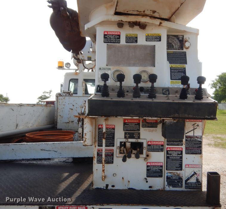 image for item IP9777 2002 Freightliner FL80  pressure digger derrick truck