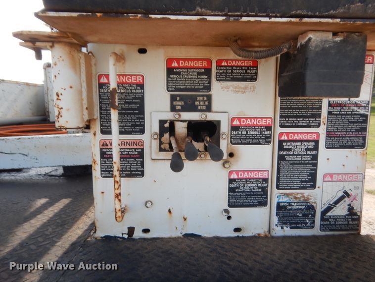 image for item IP9777 2002 Freightliner FL80  pressure digger derrick truck