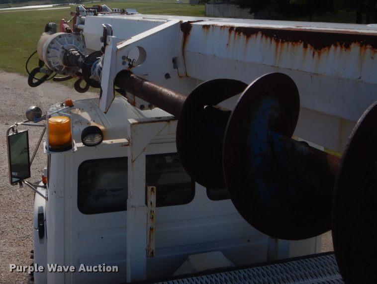 image for item IP9777 2002 Freightliner FL80  pressure digger derrick truck