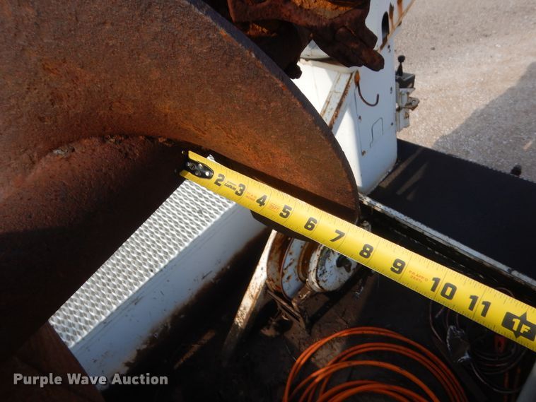 image for item IP9777 2002 Freightliner FL80  pressure digger derrick truck