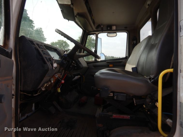 image for item IP9777 2002 Freightliner FL80  pressure digger derrick truck