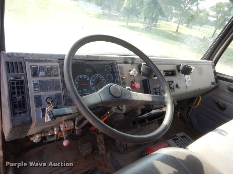 image for item IP9777 2002 Freightliner FL80  pressure digger derrick truck