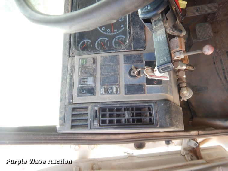 image for item IP9777 2002 Freightliner FL80  pressure digger derrick truck